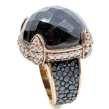 a cuckoo Moment silver cocktailring Manhattan, blue stingray, cabochon sandstone, pink gold plated, side